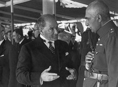 Mustafa Kemal, 26 Haziran 1934 Salı günü Kınalıada vapurunda Rıza Pehlevi ile görüşürken.